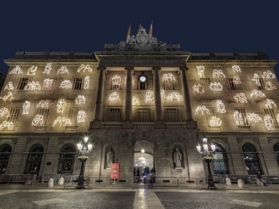 #RavalKm0 surt del Raval i il·lumina la façana de l'Ajuntament de Barcelona durant el Nadal